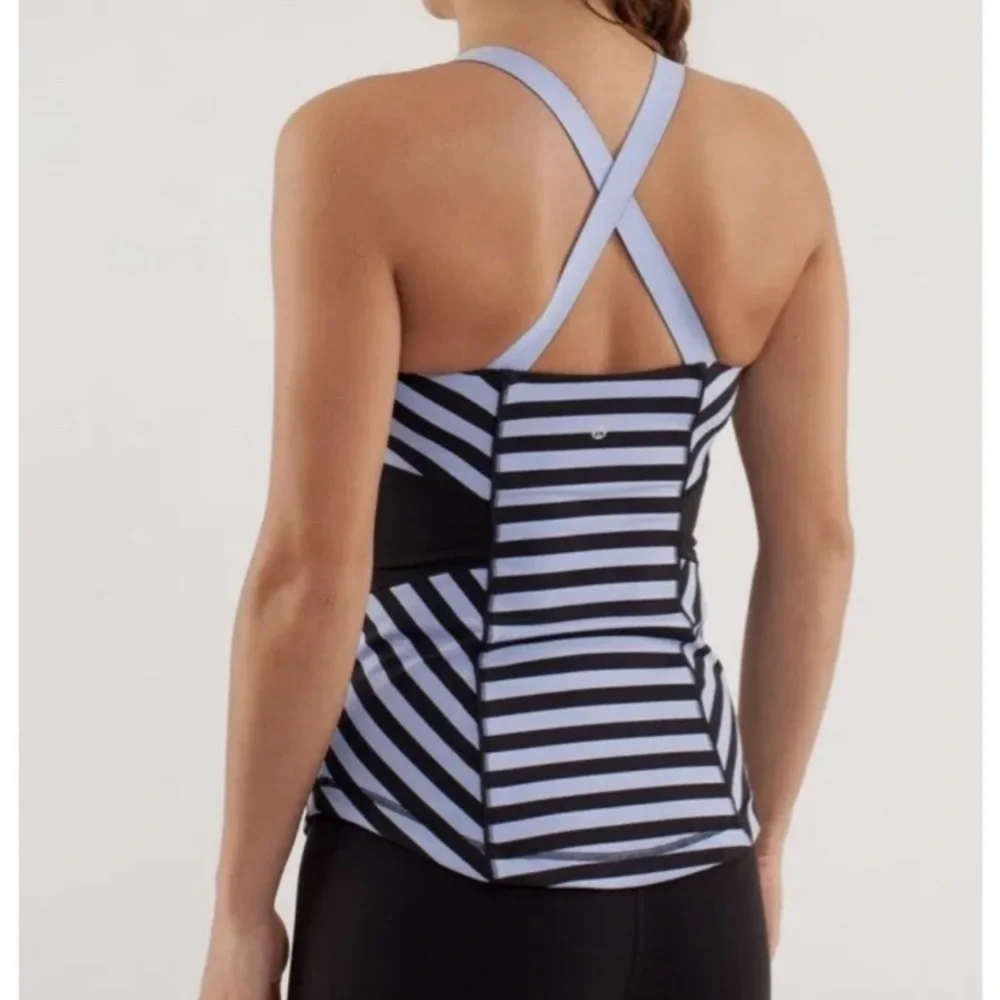 Lululemon workout tank size small 4 (tag says 6) - Picture 2 of 9